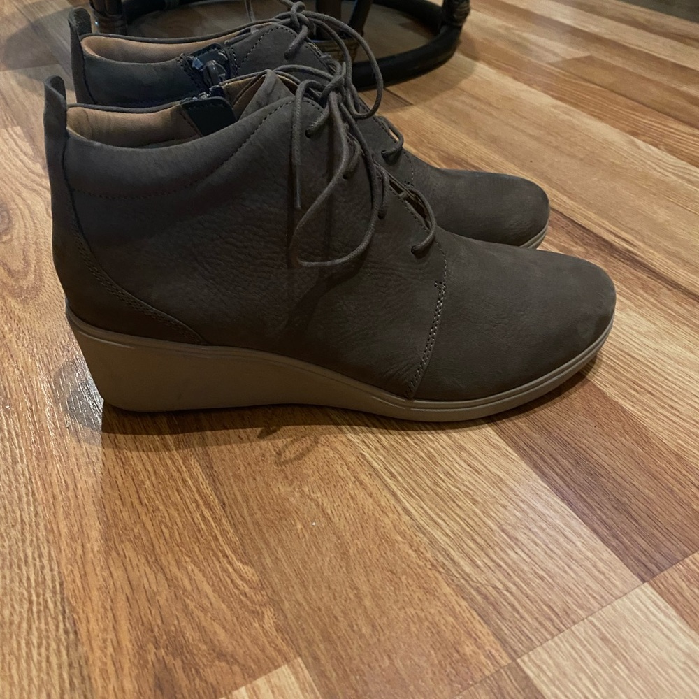 Clark’s size 9 unstructured suede wedge booties